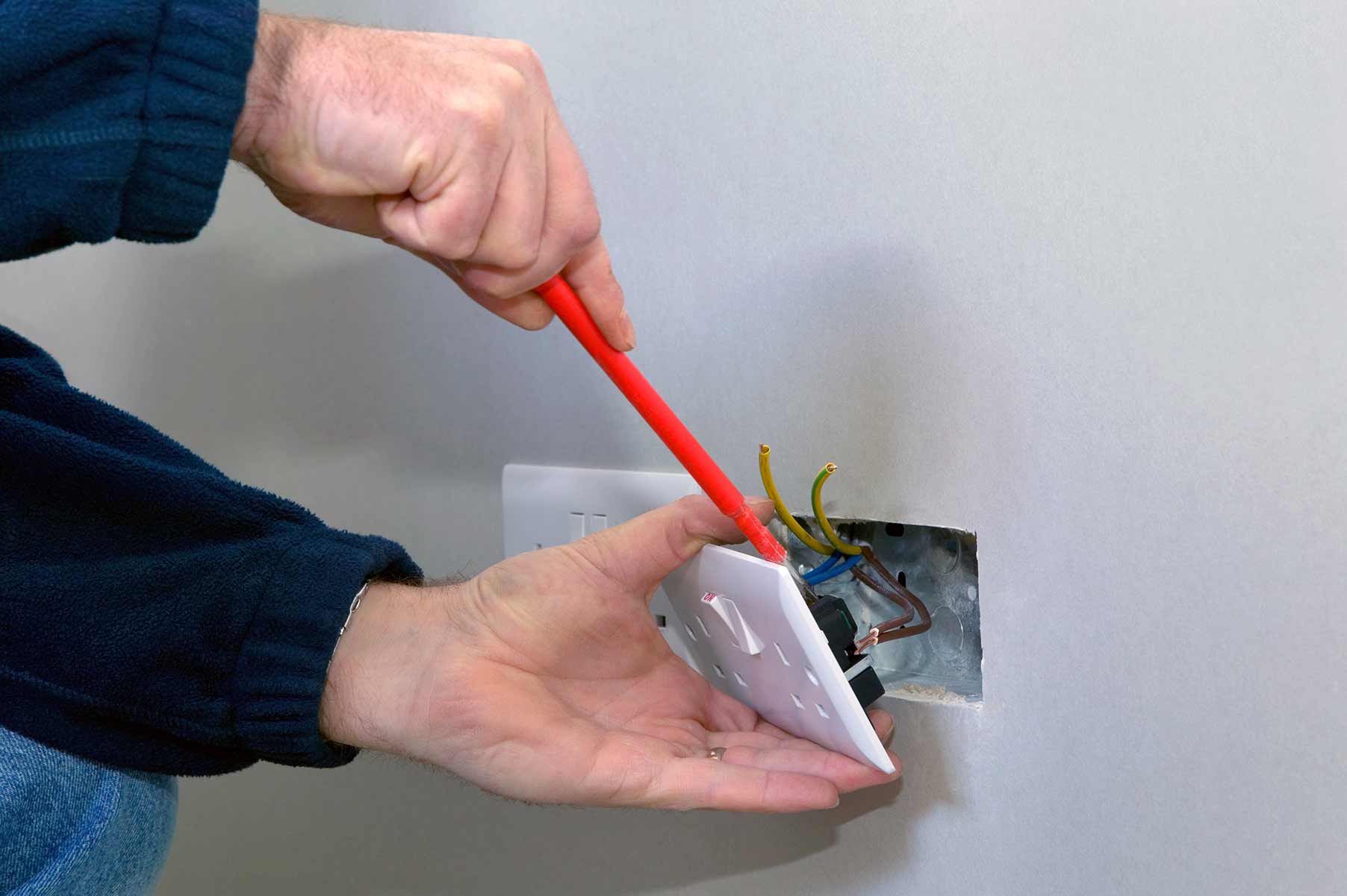 Our electricians can install plug sockets for domestic and commercial proeprties in Tring and the local area. 